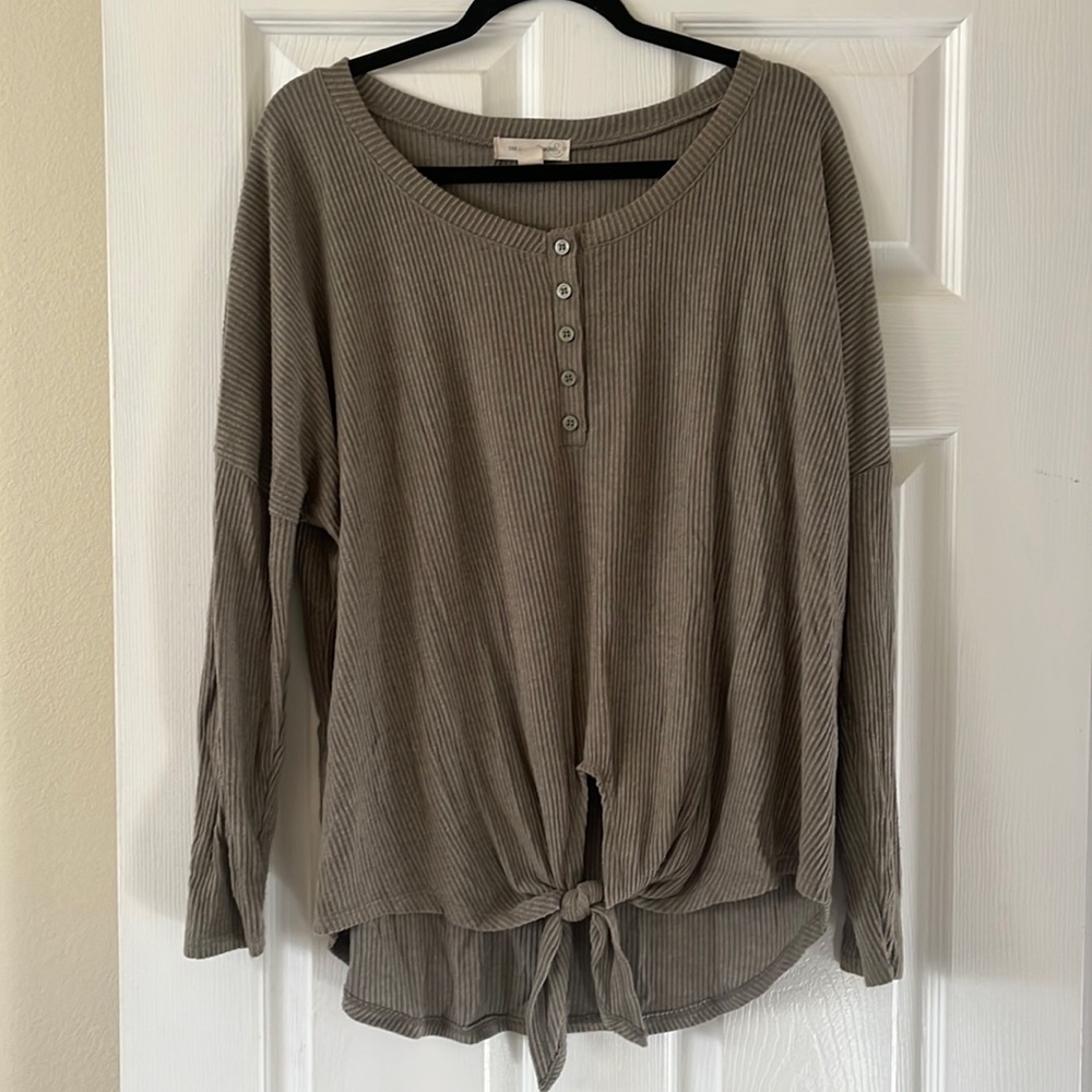 Excellent condition casual front tie top.
